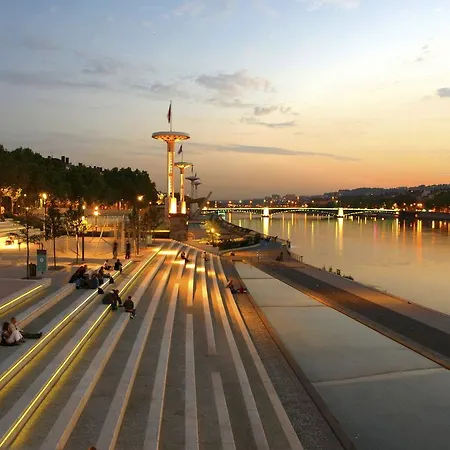 Hotell La Nouvelle Passerelle Décines-Charpieu