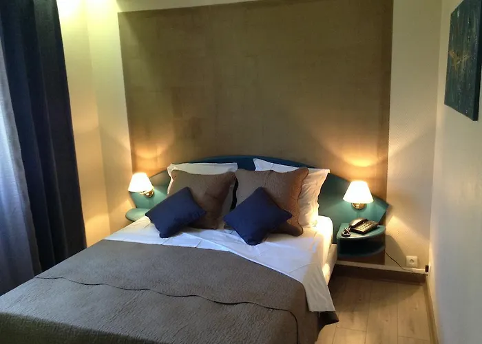 La Nouvelle Passerelle Hotell Décines-Charpieu