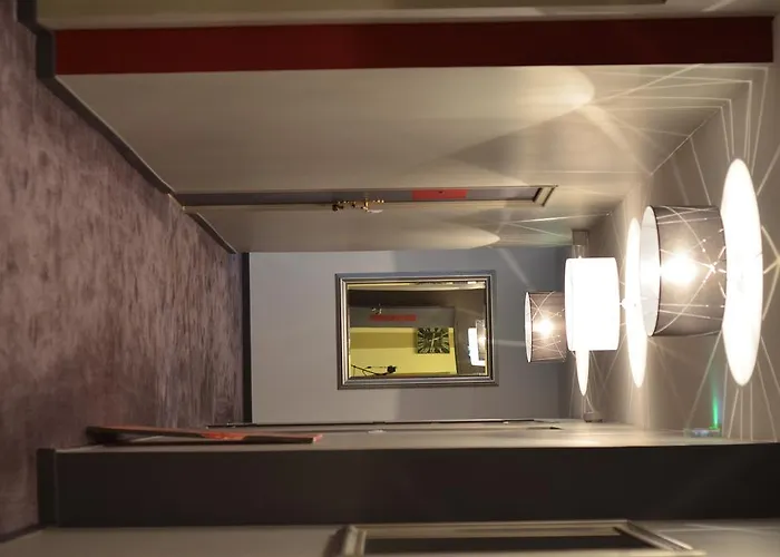 La Nouvelle Passerelle Hotell Décines-Charpieu