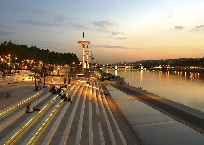 Hotell La Nouvelle Passerelle Décines-Charpieu