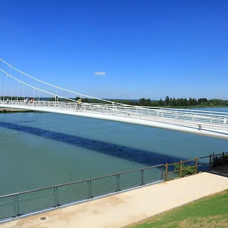 ホテル La Nouvelle Passerelle デシーヌ・シャルピュー